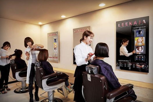 Samsung: Erste verspiegelte OLED Displays beim Friseur eingesetzt