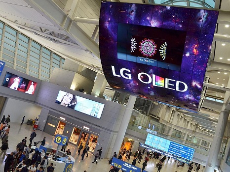 Airport in Incheon hat 2 x 104 m² Curved OLED Screens