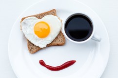breakfast_scrambled_eggs_coffee_heart_bread_ketchup_96543